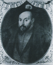 Retrato diminuto do Conde de Warwick, ricamente vestido com um gibão cortado com a Ordem da Jarreteira em uma fita em volta do pescoço. Ele é um homem bonito, de olhos escuros e cavanhaque escuro barba.