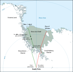 Mapa de um segmento da Antártida, identificando as marchas polares de Scott e Amundsen. A faixa da jornada de Scott mostra as localizações aproximadas das mortes dos membros do seu partido polar.