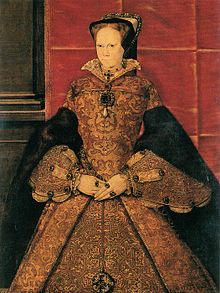 Mary em um vestido ornamentado