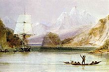 Em um braço de mar cercado por morros íngremes, com alto montanhas cobertos de neve na distância, alguém que está em uma canoa ondas abertas em um navio à vela velas redondas, visto de frente