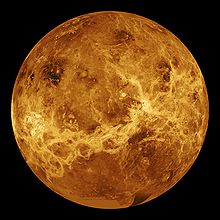 Uma imagem de cores falsas de Venus: Fitas do mais leve estiramento cor ao acaso em toda a superfície. Áreas mais claras de mais mesmo mentira coloração entre.