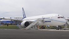 Vista frontal / lateral do branco 787 na exposição estática. Stairway está posicionado à frente do motor direito para acesso em cabine.