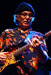Ry Cooder toca guitarra.