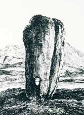 Um desenho preto e branco de uma pedra de pé alto que é mais larga na parte superior do que a base. Ele tem uma rachadura longo vertical no lado direito e há um pequeno buraco que vai para a direita através dele perto do chão. Um lago e morro estão no fundo.