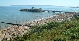 fotografia de uma praia lotada Bournemouth, próximo a Bournemouth cais, em um dia de verão quente