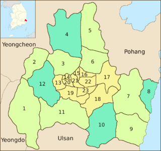 Mapa do distrito costeiro mencionado anteriormente. Seu centro, abrangendo cerca de um sexto da área, está dividido em 11 subdivisões. As regiões circundantes são divididos em oito subdivisões em uma cor diferente. O restante, quatro subdivisões em uma terceira cor, estão espalhados ao nordeste, oeste, sudeste e leste, respectivamente.