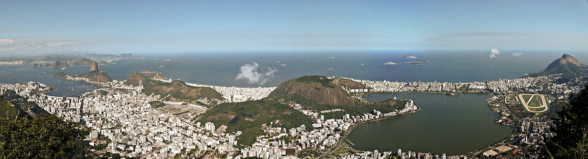 skyline dia de uma cidade, com uma grande massa de água na frente