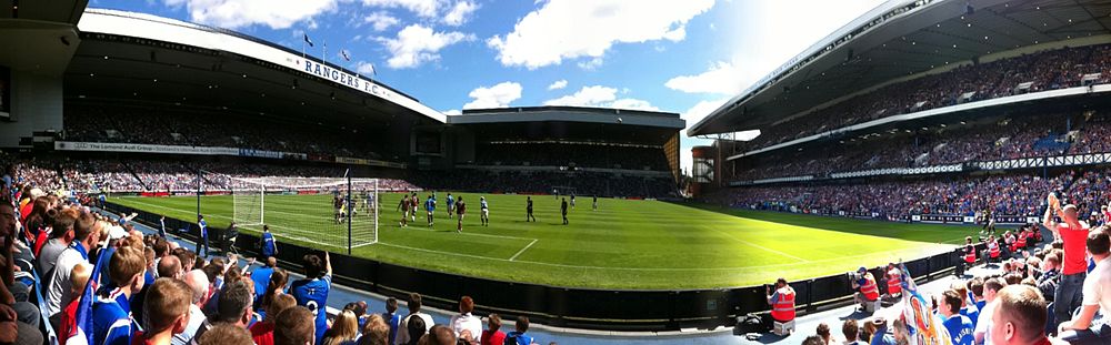 Um panorama do Ibrox Stadium do Broomloan Estrada End. Esta foto foi tirada a primeira partida da temporada 2011/12, contra o Hearts of Midlothian.