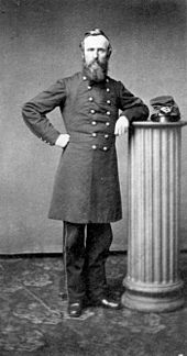 Um homem barbudo com um uniforme do exército do século 19