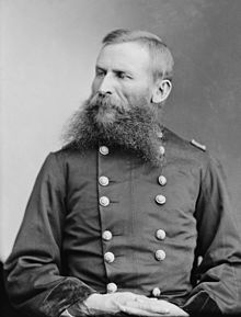 Imagem em preto-e-branco de um homem de barba bifurcada em um uniforme do Exército