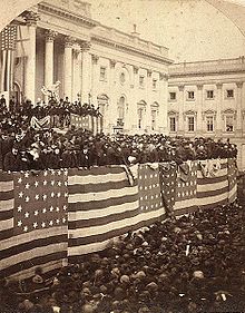 Uma grande multidão de pessoas em frente ao prédio do Capitólio americano