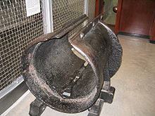 Uma pequena seção de tubo de ferro, cerca de um diâmetro pé, com uma fenda na superfície superior