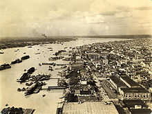 Uma fotografia aérea tom sépia de Calcutá mostrando o rio e edifícios Hooghly.