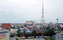 A torre cercada por numerosos edifícios