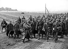 Um grande grupo de prisioneiros de guerra poloneses