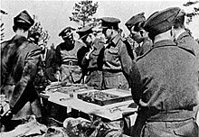 Oito soldados em uniformes da Segunda Guerra Mundial-era, conforme legenda