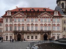 Um quatro andares edifício palaciano ornamentado