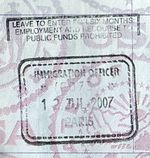 Um selo do Reino Unido passaporte emitido em Paris
