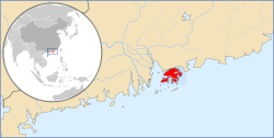Hong Kong está situado em uma península e uma série de ilhas na costa sul da China, a leste do Delta do Rio das Pérolas e limitado a norte pela província de Guangdong