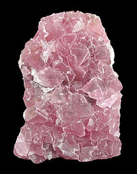 massa globular rosa com facetas de cristal