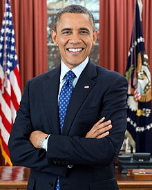 Presidente dos EUA, Barack Obama é fotografado em pé na frente da Secretária Resolute no Salão Oval da Casa Branca, 06 de dezembro de 2012.