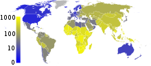 Mapa do mundo com a África sub-saariana em vários tons de amarelo, marcação prevalências superiores a 300 por 100.000, e com os EUA, Canadá, Austrália e Europa do Norte em tons de azul profundo, marcando prevalências em torno de 10 por 100.000. A Ásia é amarelo, mas não tão brilhante, marcando prevalências em torno de 200 por 100.000 intervalo. América do Sul é um amarelo mais escuro.