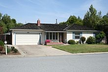Início de Paul e Clara Jobs, em Crist Drive, em Los Altos, Califórnia. Steve Jobs formado Apple Computer em sua garagem com Steve Wozniak e Ronald Wayne em 1976. Wayne ficou pouco tempo deixando Jobs e Wozniak como os co-fundadores principais da empresa.