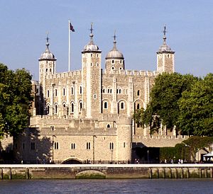 A Torre de Londres, visto a partir do rio Tamisa, com vista para o portão de água chamado
