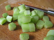 Shucked e cortou-se rhubarb.jpg
