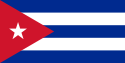 Cinco listras horizontais: três azul e dois brancos. Um triângulo equilátero vermelho na parte esquerda da bandeira, cobrindo parcialmente as listras, com uma estrela branca de cinco pontas no centro do triângulo.