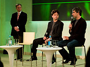 Eric Schmidt, Sergey Brin e Larry Page sentados juntos